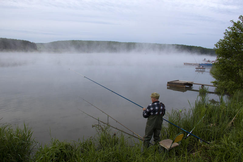 Рыбалка на озерах форум. Озеро чистые пруды Нижегородская область 4 Карташиха. Озеро Максимовка. Рыбалка на озере. Рыбак на озере.